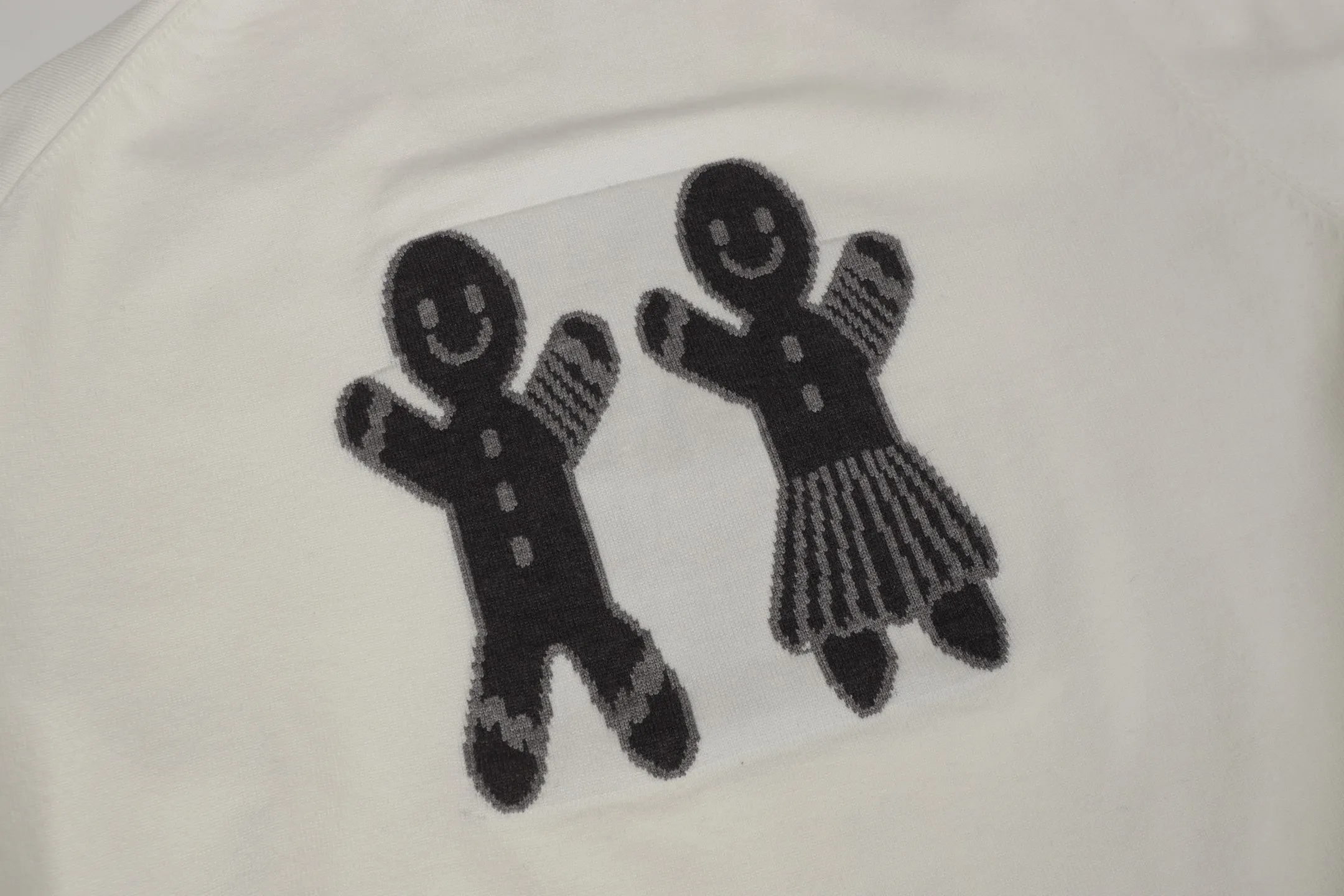THOM BROWNE · SS 25 Logo V Size：S M L Thom Browne 1965 ， 1997 。 Giorgio Armani ， Club Monaco ， 。Browne ， 、 。 ， 。 Thom Browne Classic ， 、 Classic。